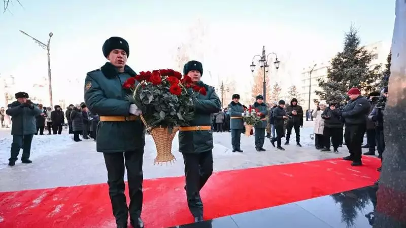 Семейде Қайрат Рысқұлбековтің ескерткішіне гүл шоқтары қойылды