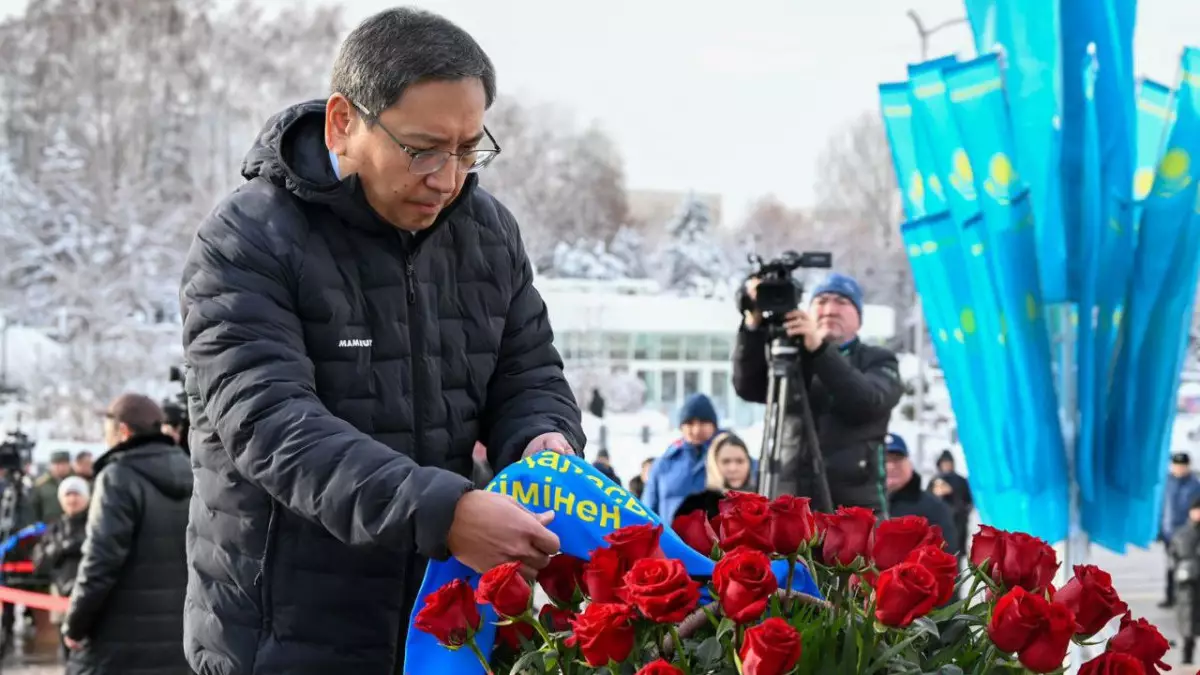 Алматыда Тәуелсіздік монументіне гүл шоқтары қойылды