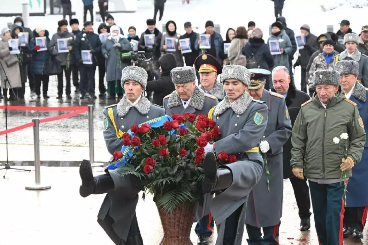 Алматы әкімі Тәуелсіздік монументіне гүл шоқтарын қойды