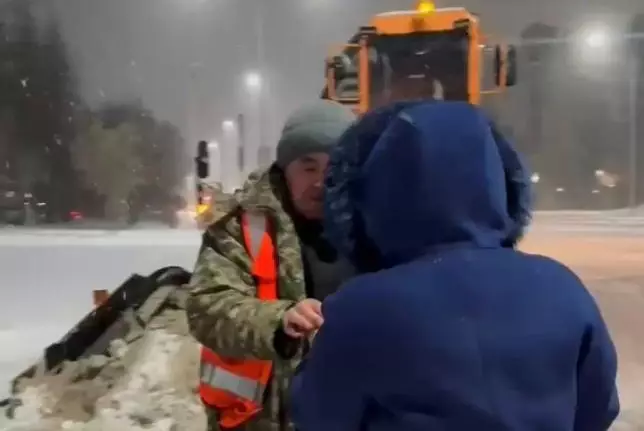 Коммунальщиков в Астане угощали шоколадом и баурсаками в честь Дня Независимости