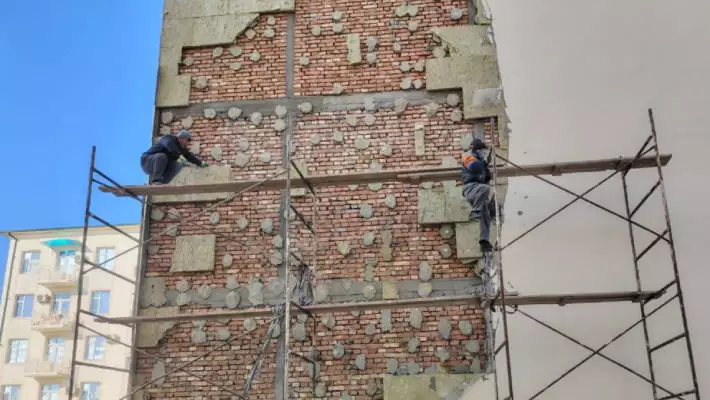 В Термезе ветер сдул часть фасада новостройки