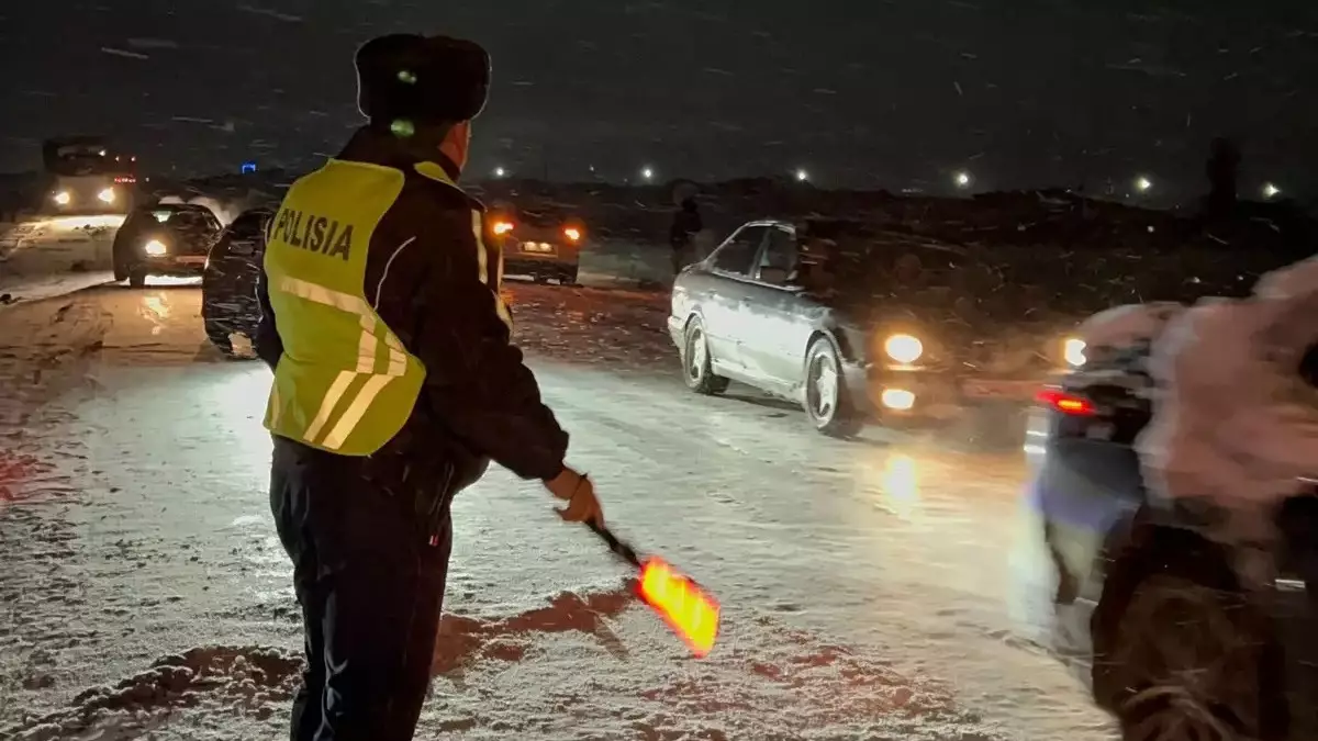 Түркістандық полицейлер трассаларда тәулік бойы кезекшілік атқарып жатыр