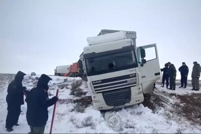 29 грузовиков вытащили из снежного плена спасатели в Мангистау