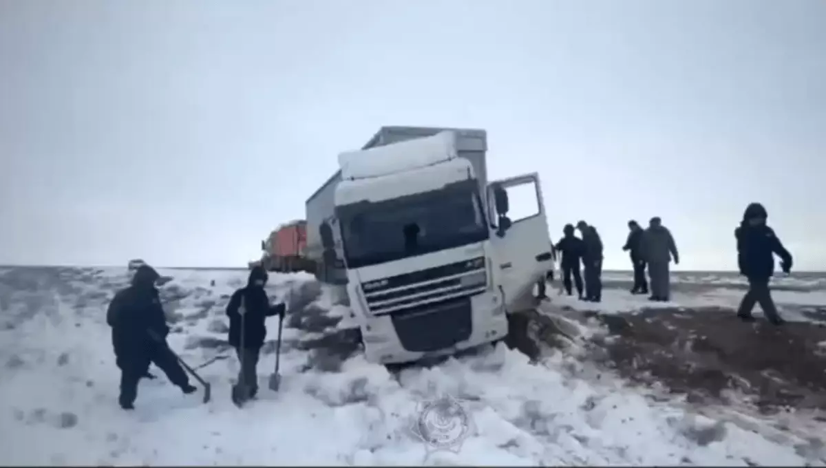 29 грузовиков попали в снежный занос в Мангистауской области