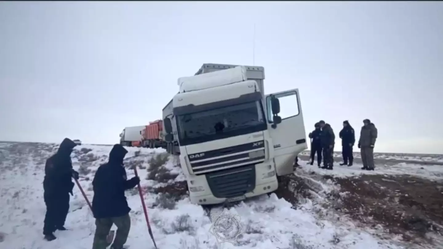 В Мангыстауской области в снежном плену оказались 29 фур