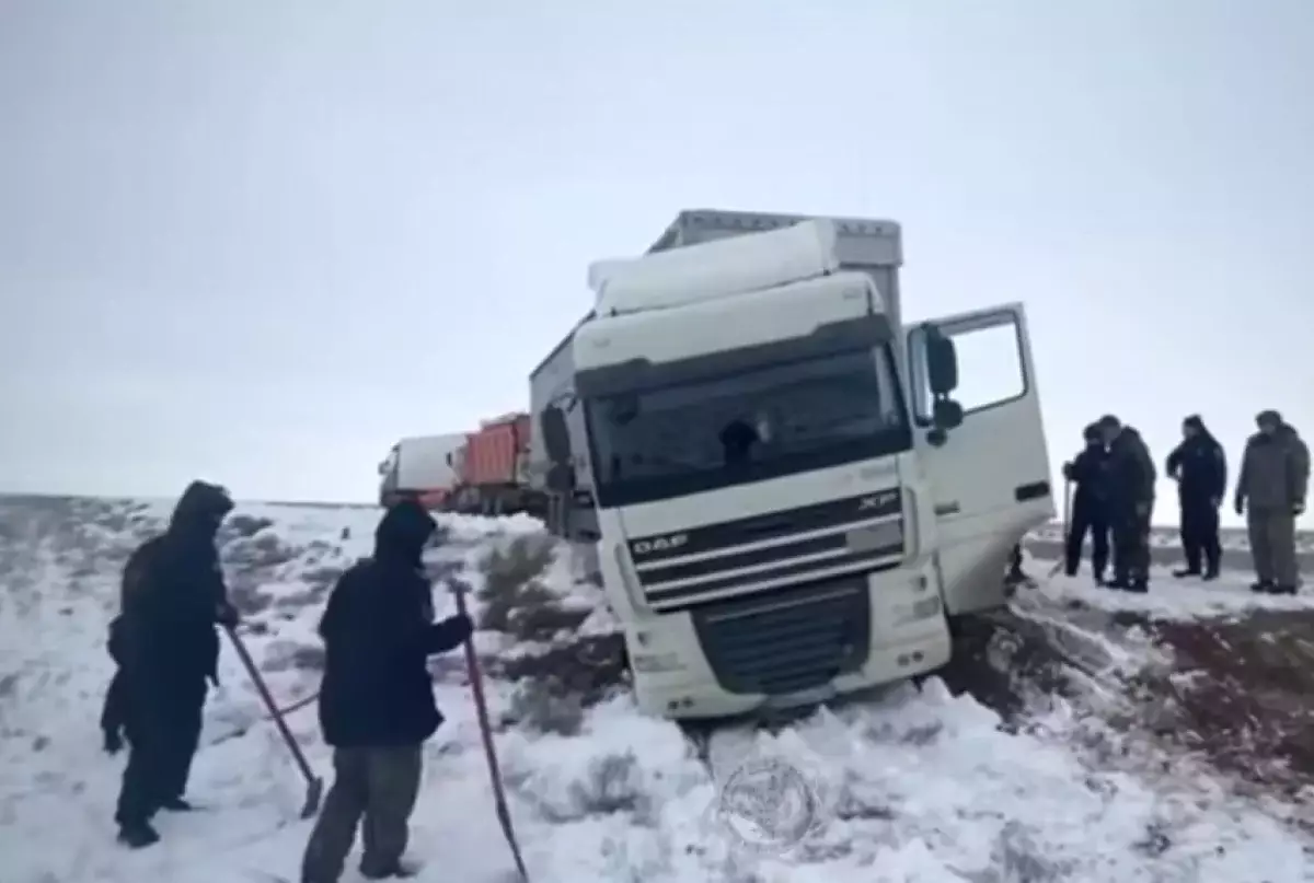 29 грузовых фур освободили из снежного плена в Мангистауской области