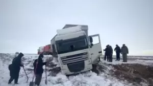 Около 30 грузовых фур застряли в снежном заносе в Мангистауской области