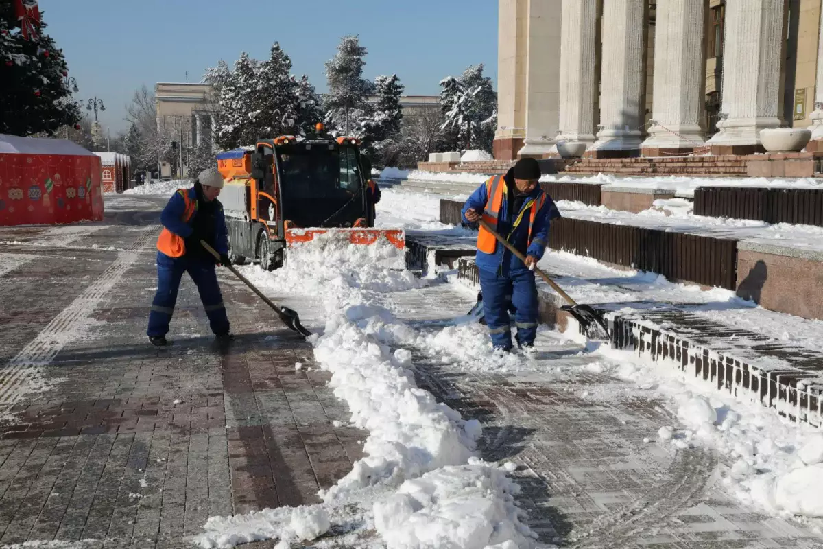 Коммунальщики рассказали, как проходит уборка после снегопада в Алматы