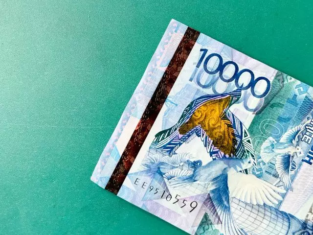 На бирже доллар продается выше отметки      523 тенге                