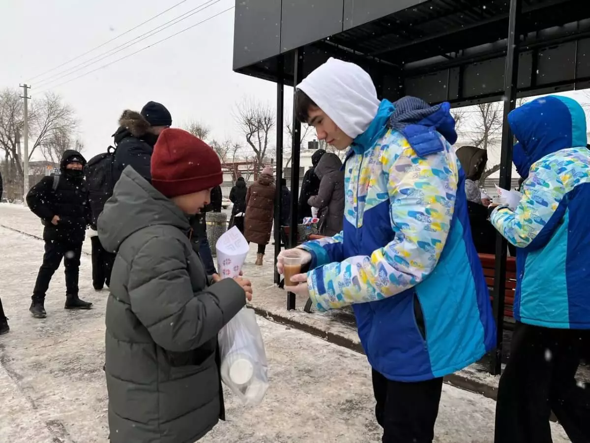 Аяздағы жылылық: Астана жастары қала тұрғындарына шай мен бауырсақ таратты