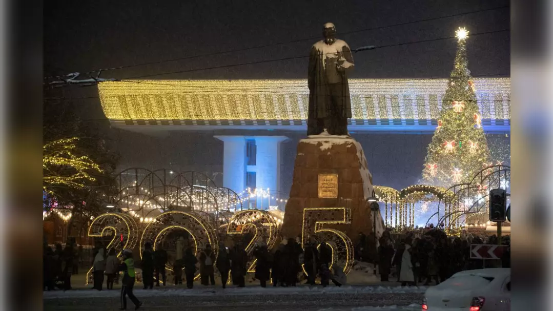 В Алматы зажглись огни 80 новогодних ёлок: праздничный сезон официально открыт