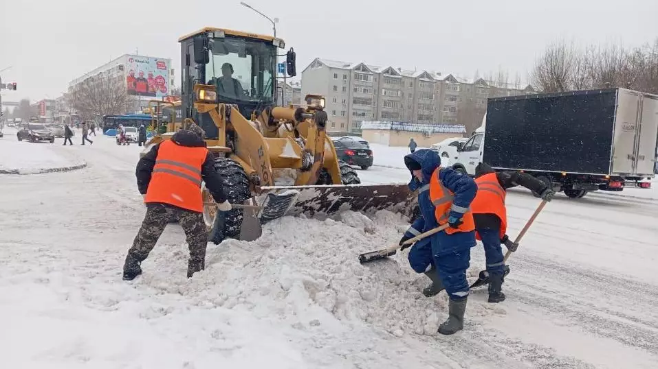 Снегопад в Астане: больше 2 600 коммунальщиков вышли на уборку снега