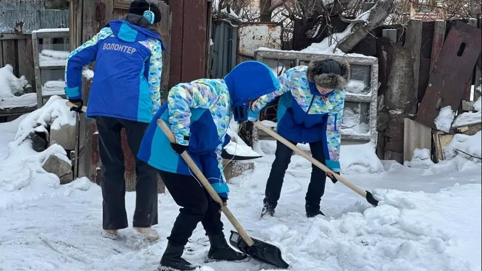 Еріктілер қарт тұрғындардың ауласының қарын күреді