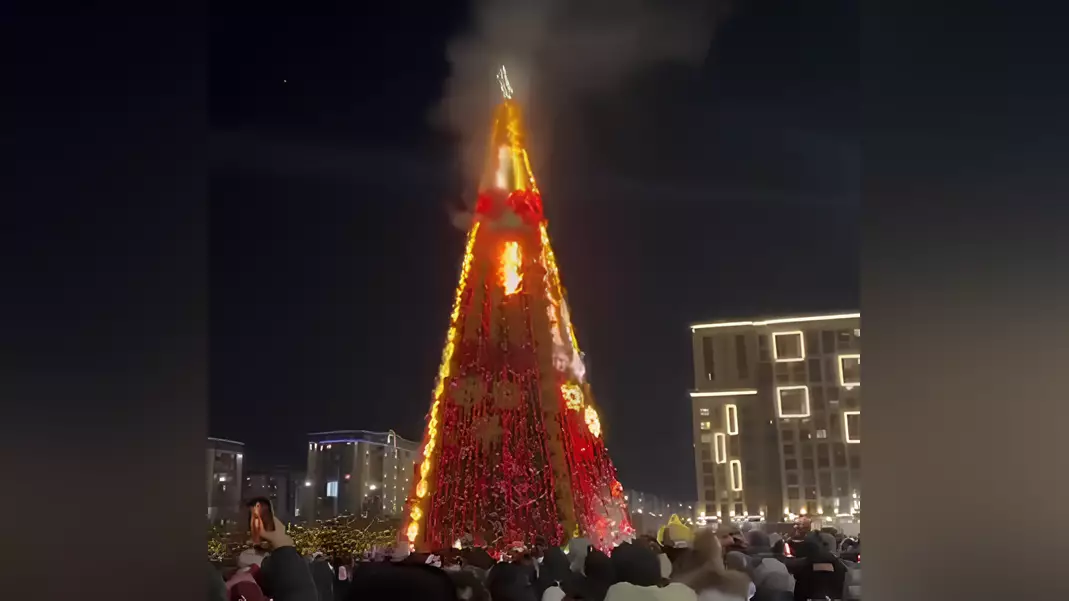 Новогодняя елка в Шымкенте вспыхнула пламенем при зажжении