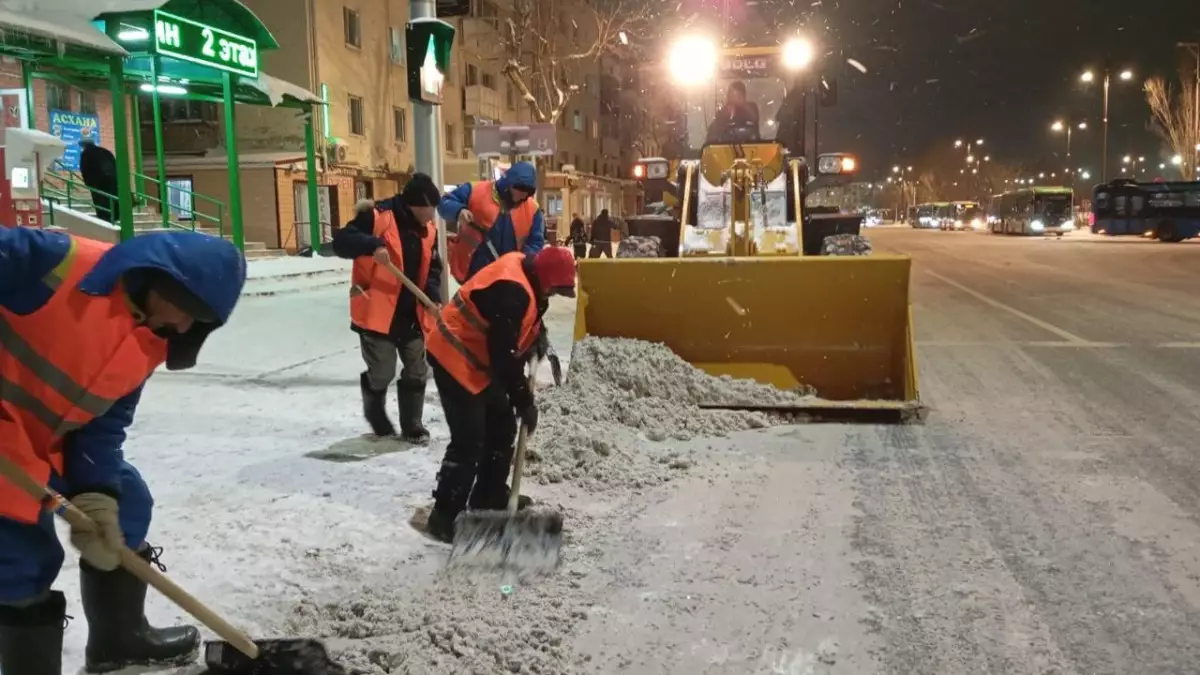 Свыше трехсот коммунальщиков Астаны вышли на уборку снега в ночь