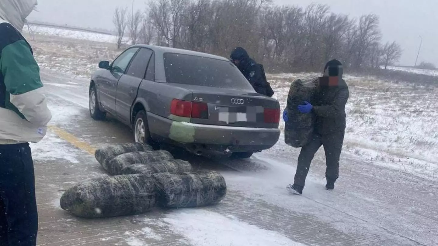 Автомобиль, набитый 13 мешками марихуаны, задержали в Карагандинской области