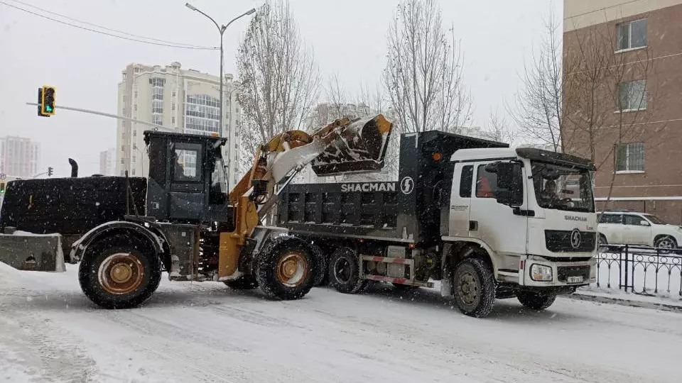 В работе по уборке снега в Астане задействовано более 2,6 тысячи дорожных рабочих