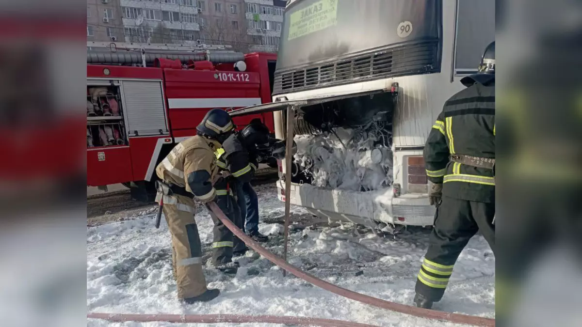 Спасатели МЧС Казахстана потушили горящий автобус