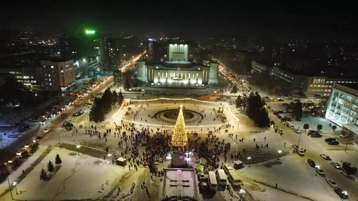 Педагог упал с высоты во время украшения новогодней елки в Семее