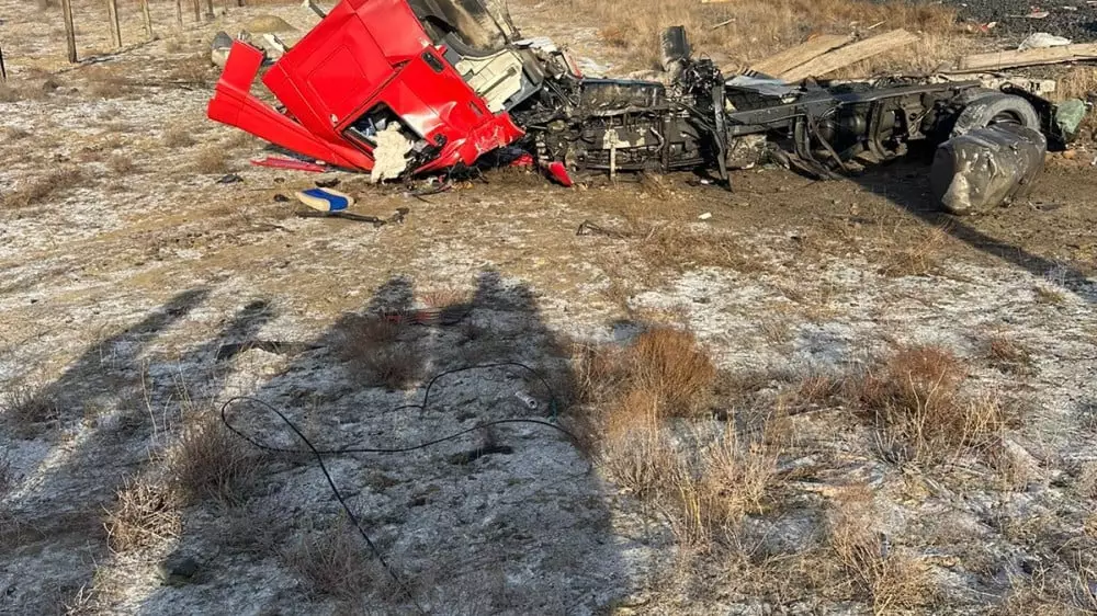 Грузовой автомобиль врезался в поезд в Казахстане