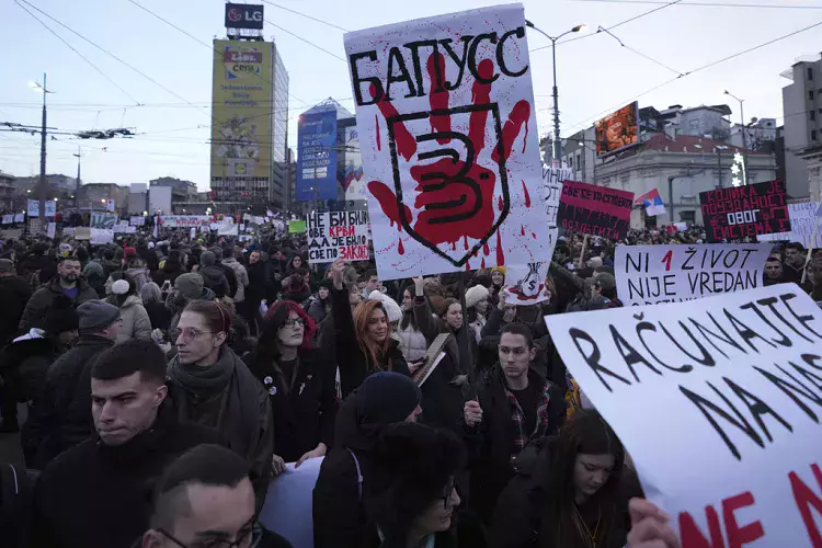 Десятки тысяч сербов протестуют против президента Александра Вучича