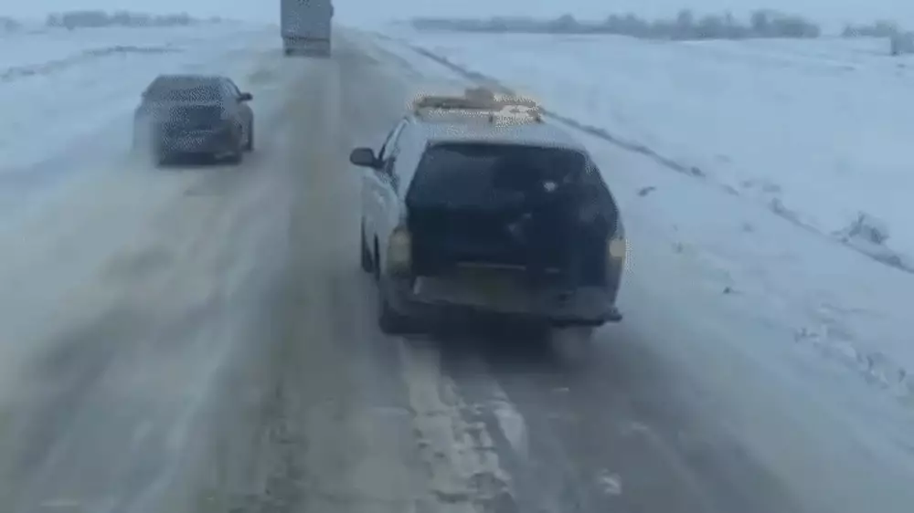 “Интересный“ способ борьбы со льдом на казахстанской трассе сняли на видео