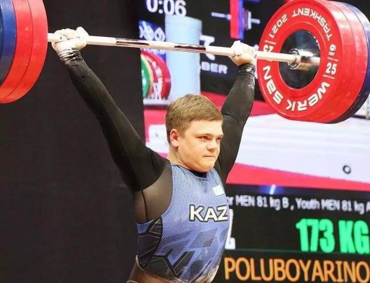 Казахстанский штангист завоевал золото юниорского чемпионата Азии