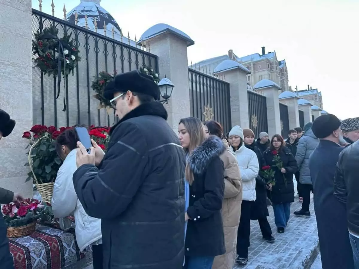 Астанчане занесли цветы к посольству Азербайджана в Казахстане