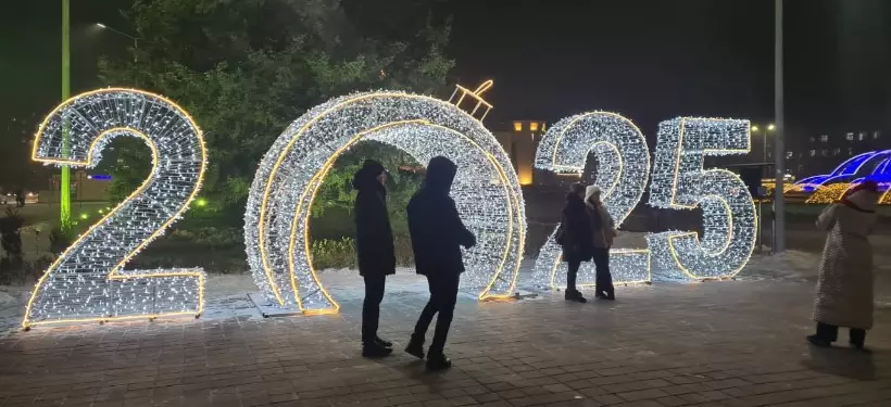 Огни на главной новогодней елке зажгли в Семее