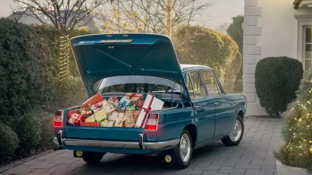 BMW представила рождественский ролик с авто 1960-х годов