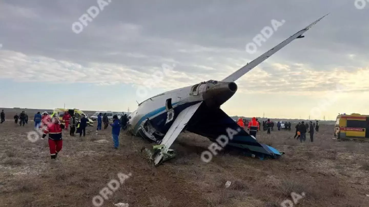 Память пассажиров погибших в крушении самолёта почтили в морпорту Актау