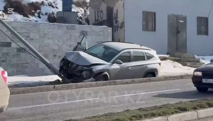 Легковушка врезалась в столб в Шымкенте