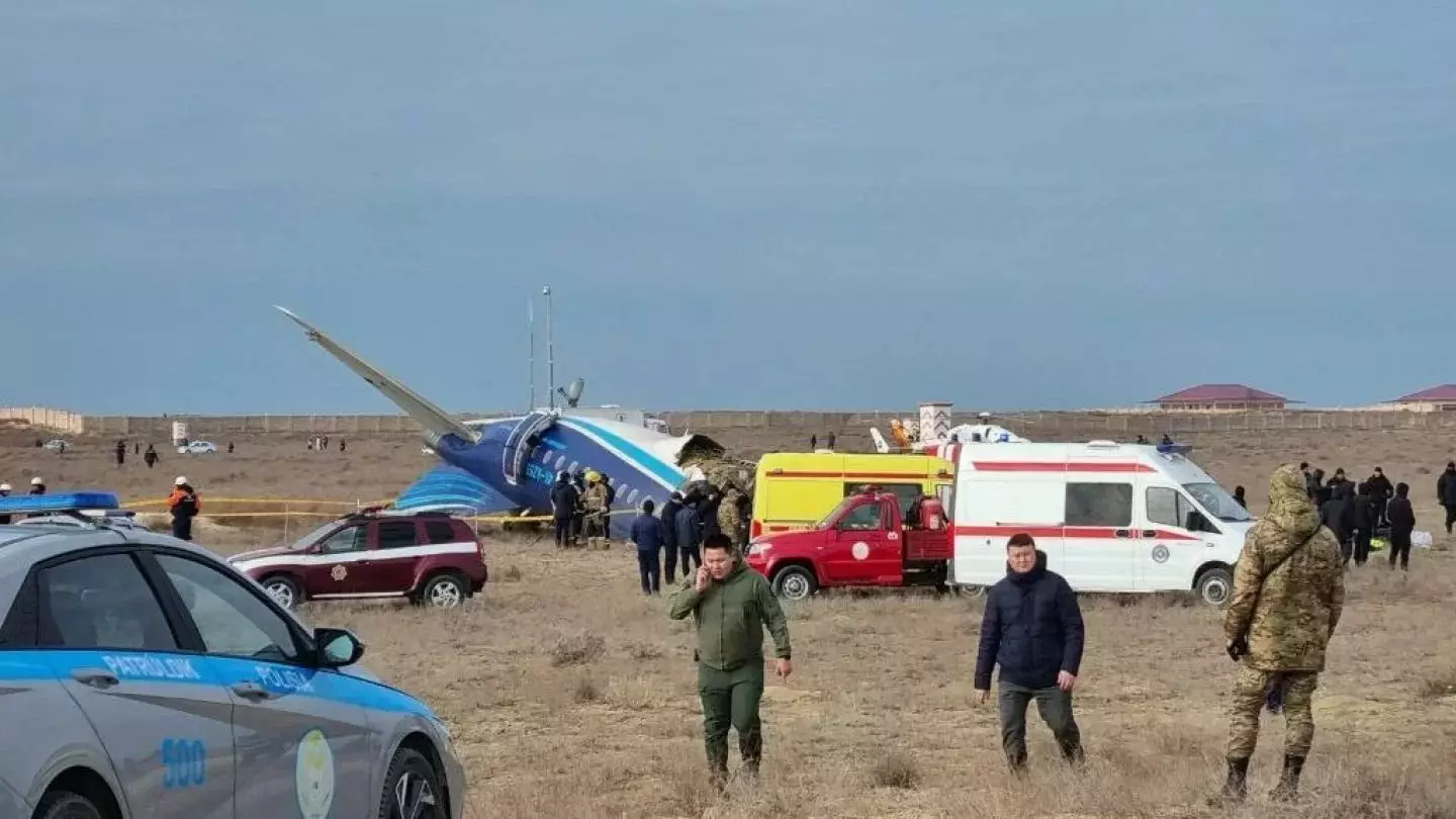 Следы внешнего воздействия обнаружили на обломках разбившегося в Актау самолёта