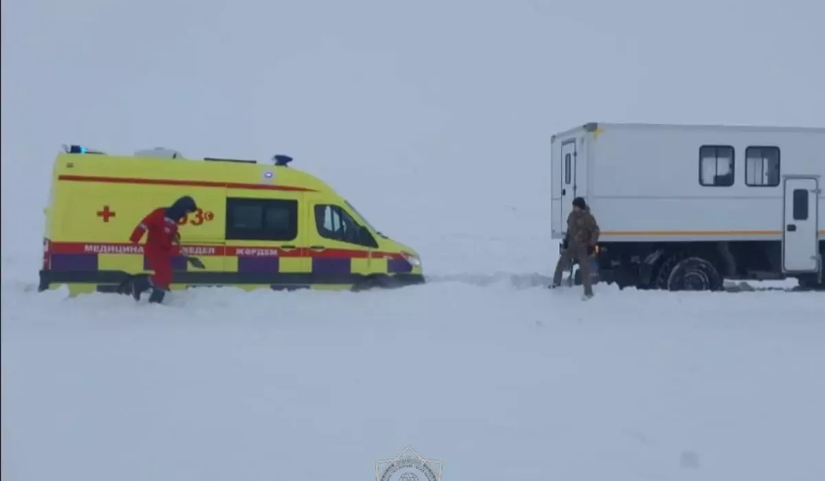 Ұлытау облысында жедел жәрдем көлігі қар құрсауында қалып қойды