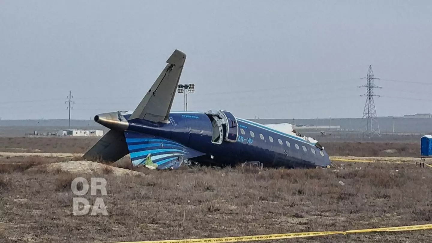 Журналистам показали сгоревшие обломки разбившегося Embraer-190 в Актау