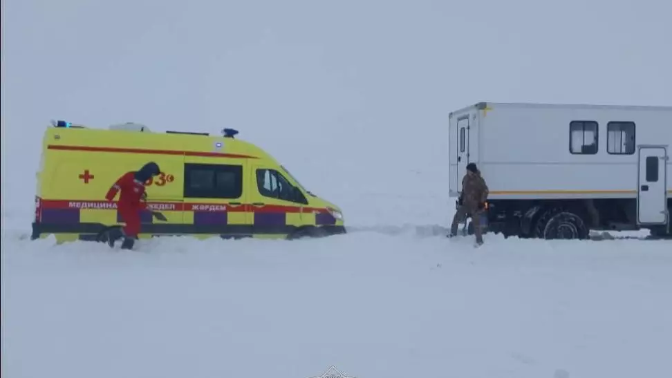 Машина скорой помощи застряла в снежном заносе в области Улытау