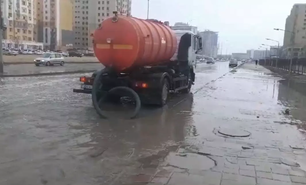 Сколько дождевой воды откачали коммунальщик в Актау?29.12.2024 17:00 - новости на Lada.kz