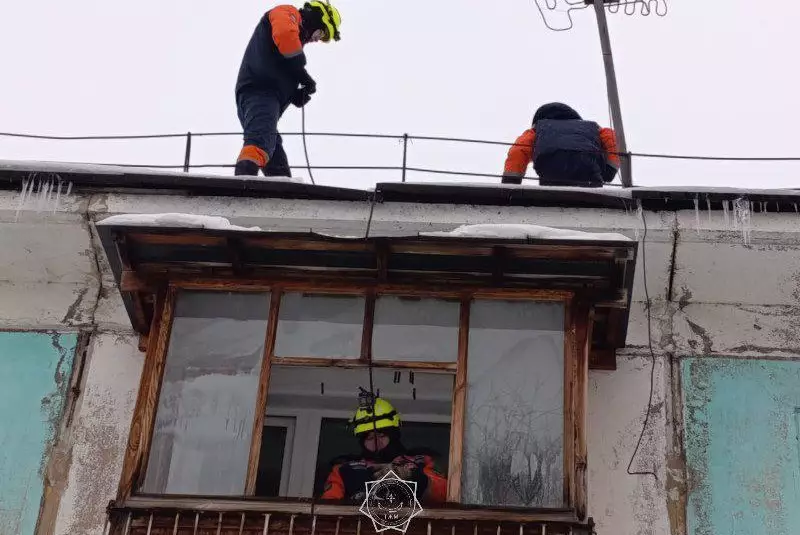 Сломали ноги и не смогли открыть медикам: двух человек спасли в ВКО