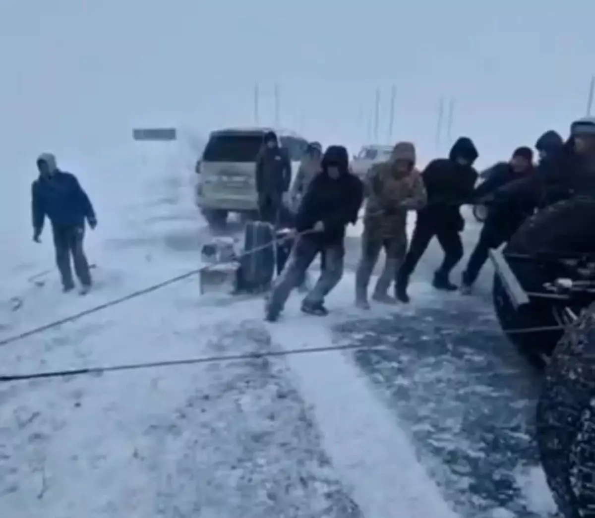 Семерых иностранцев спасли на трассе близ Хромтау - видео