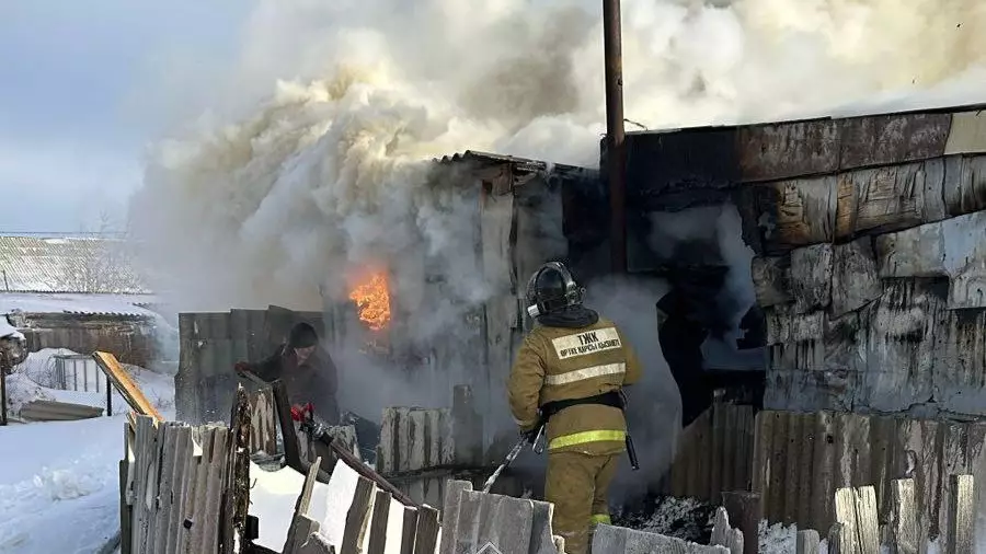 В Акмолинской области пожарные вынесли из огня два газовых баллона