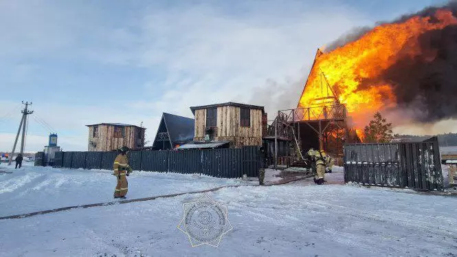 В Акмолинской области пожарные МЧС не допустили распространение огня