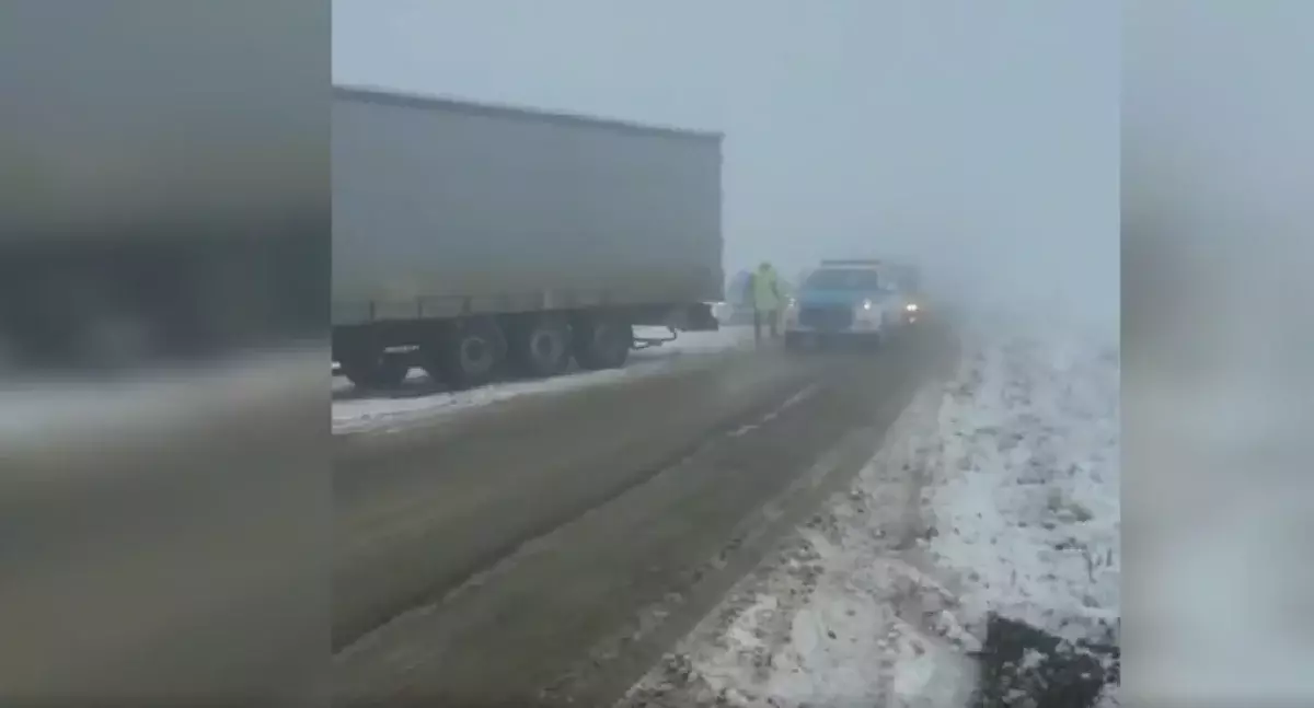 60 автомашин застряли в снегу в Туркестанской области