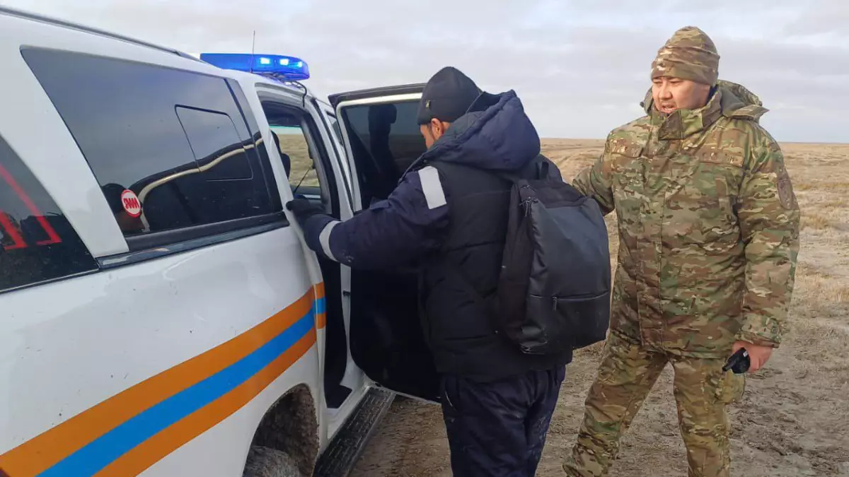 В Атырауской области мужчина застрял в степи на сломанном мотоцикле