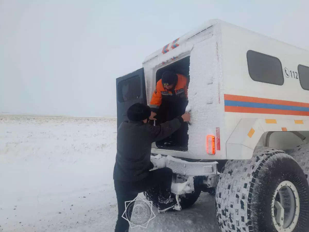 13 человек оказалось в снежном плену в Костанайской области