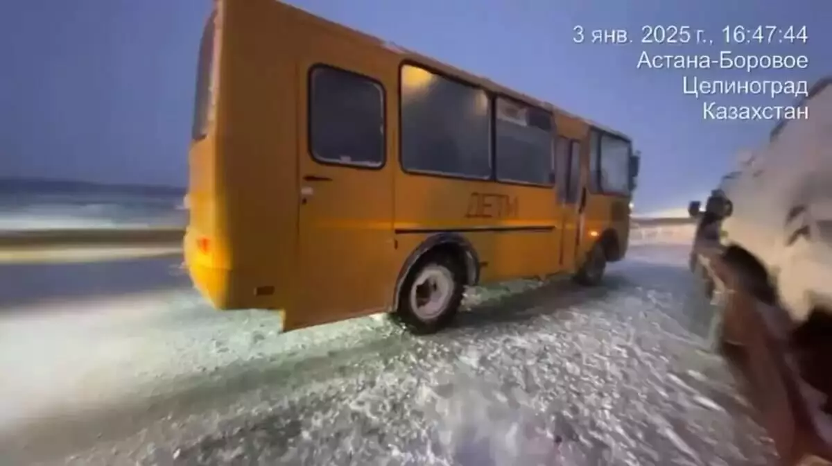 На трассе Астана – Петропавловск столкнулись около 95 автомобилей