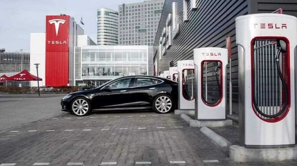 Продажи Tesla упали впервые за 10 лет