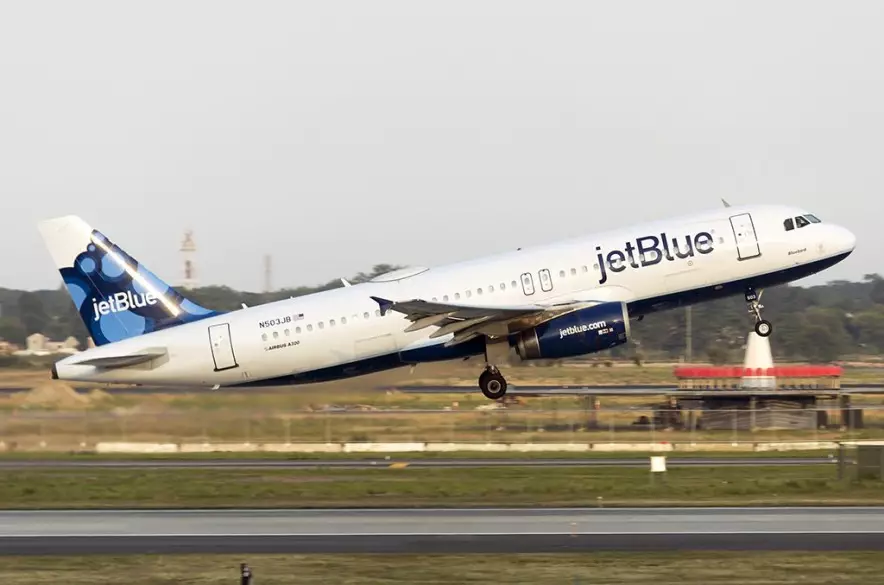 Авиакомпания JetBlue получила рекордный штраф за &amp;`хронические задержки рейсов&amp;`