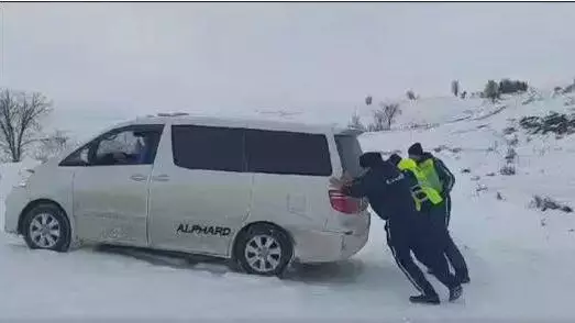 Полицейские помогли заблудившемуся водителю грузовика