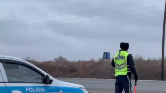 В Кызылординской области оказана помощь водителям и пассажирам на заснеженной трассе