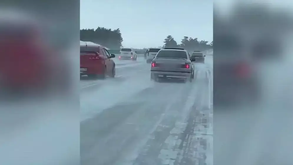 Лихача в колонне на трассе Астана - Щучинск засняли на видео